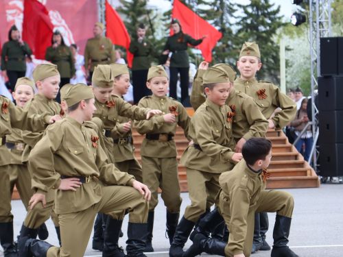 Җиңү килде җирне нурга күмеп, Шатлык белән күзне чылатып!