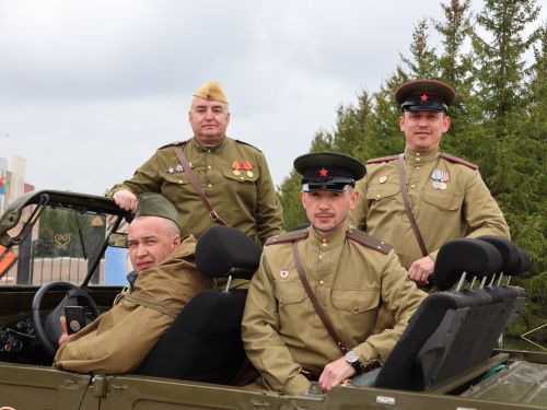 Җиңү килде җирне нурга күмеп, Шатлык белән күзне чылатып!