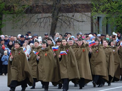 Җиңү килде җирне нурга күмеп, Шатлык белән күзне чылатып!