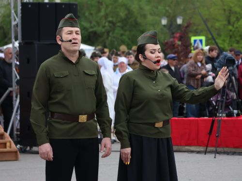 Җиңү килде җирне нурга күмеп, Шатлык белән күзне чылатып!