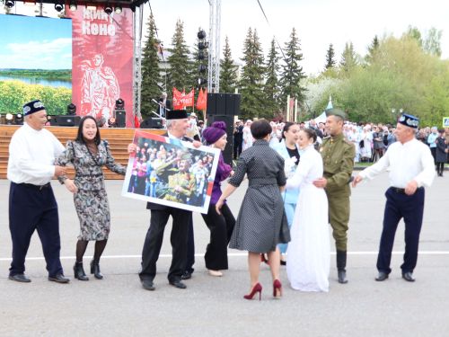 Җиңү килде җирне нурга күмеп, Шатлык белән күзне чылатып!