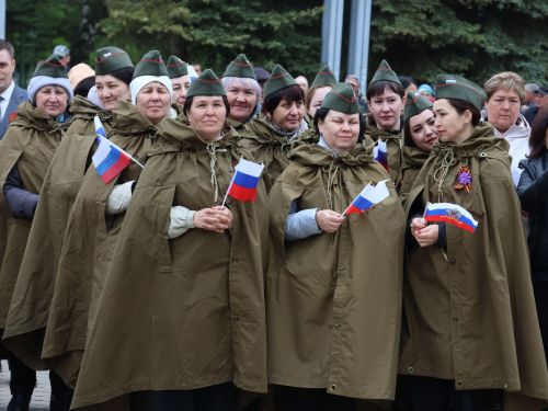 Җиңү килде җирне нурга күмеп, Шатлык белән күзне чылатып!