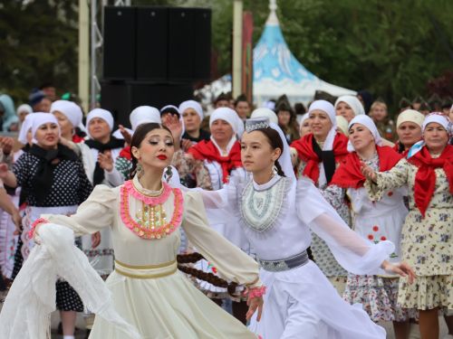 Җиңү килде җирне нурга күмеп, Шатлык белән күзне чылатып!