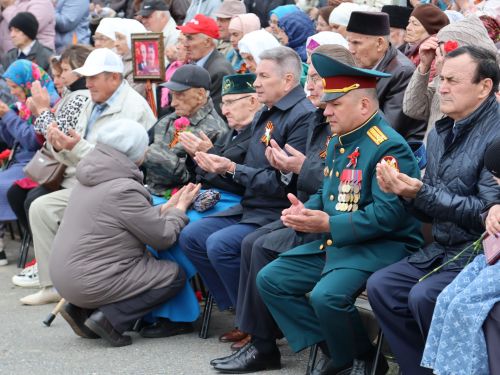 Җиңү килде җирне нурга күмеп, Шатлык белән күзне чылатып!