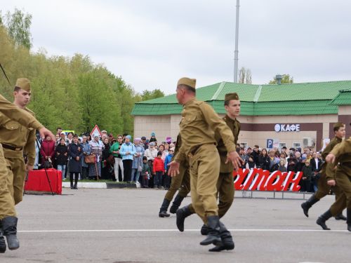 Җиңү килде җирне нурга күмеп, Шатлык белән күзне чылатып!