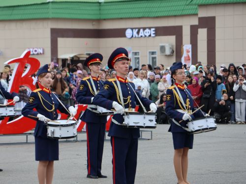 Җиңү килде җирне нурга күмеп, Шатлык белән күзне чылатып!