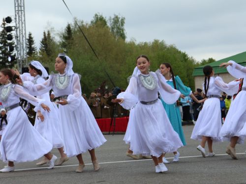 Җиңү килде җирне нурга күмеп, Шатлык белән күзне чылатып!