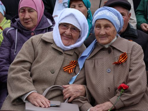 Җиңү килде җирне нурга күмеп, Шатлык белән күзне чылатып!