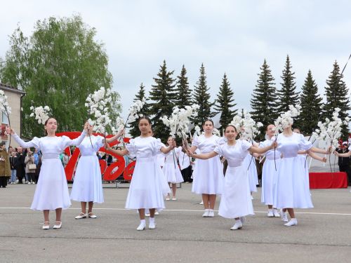 Җиңү килде җирне нурга күмеп, Шатлык белән күзне чылатып!