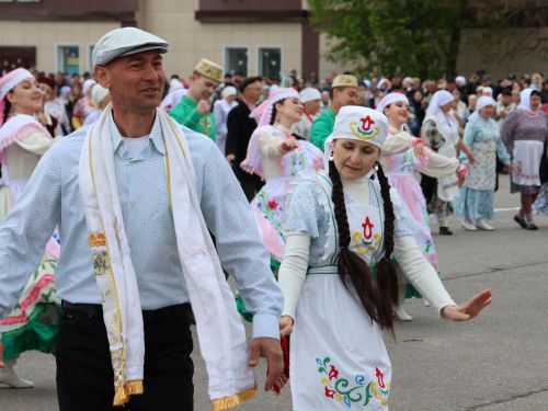 Җиңү килде җирне нурга күмеп, Шатлык белән күзне чылатып!