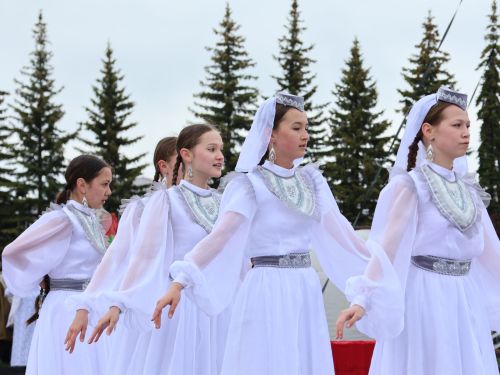Җиңү килде җирне нурга күмеп, Шатлык белән күзне чылатып!