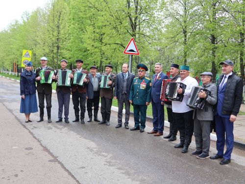 Җиңү килде җирне нурга күмеп, Шатлык белән күзне чылатып!