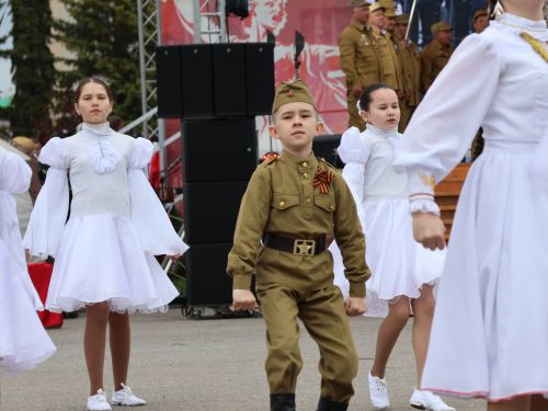 Җиңү килде җирне нурга күмеп, Шатлык белән күзне чылатып!