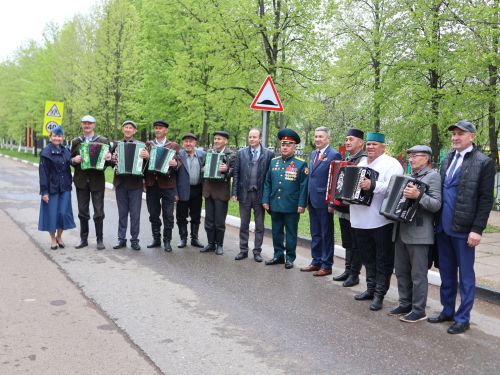 Җиңү килде җирне нурга күмеп, Шатлык белән күзне чылатып!