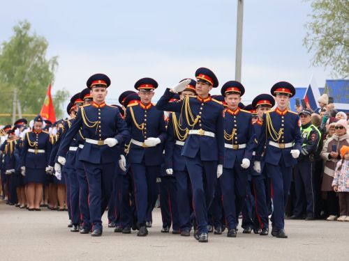Җиңү килде җирне нурга күмеп, Шатлык белән күзне чылатып!