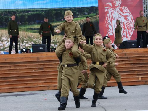 Җиңү килде җирне нурга күмеп, Шатлык белән күзне чылатып!