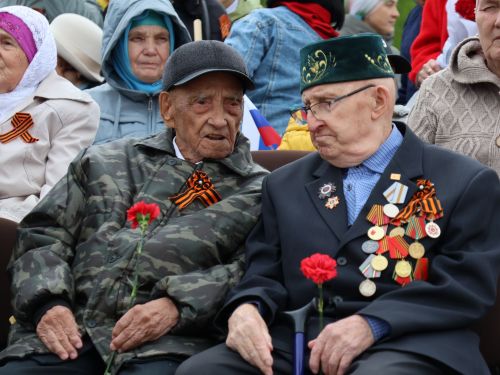 Җиңү килде җирне нурга күмеп, Шатлык белән күзне чылатып!