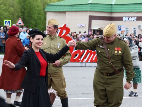 Җиңү килде җирне нурга күмеп, Шатлык белән күзне чылатып!