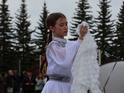 Җиңү килде җирне нурга күмеп, Шатлык белән күзне чылатып!