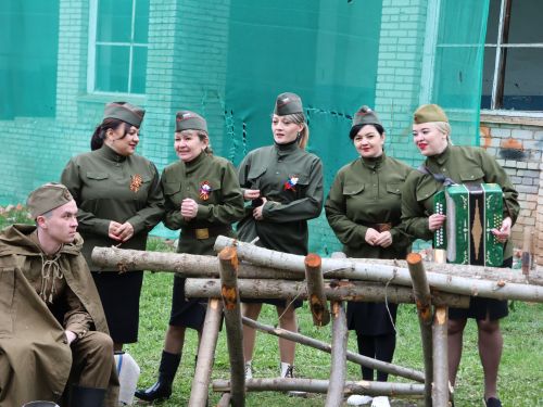 Җиңү килде җирне нурга күмеп, Шатлык белән күзне чылатып!