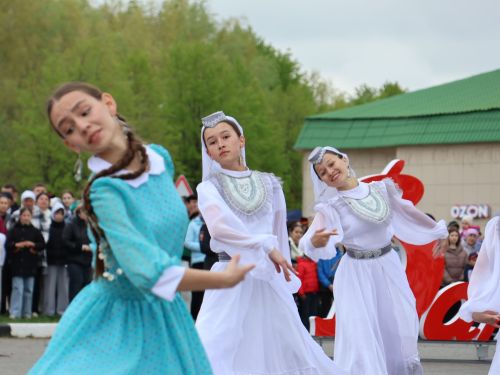 Җиңү килде җирне нурга күмеп, Шатлык белән күзне чылатып!