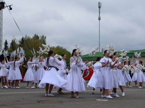 Җиңү килде җирне нурга күмеп, Шатлык белән күзне чылатып!