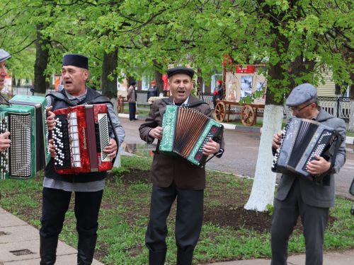 Җиңү килде җирне нурга күмеп, Шатлык белән күзне чылатып!