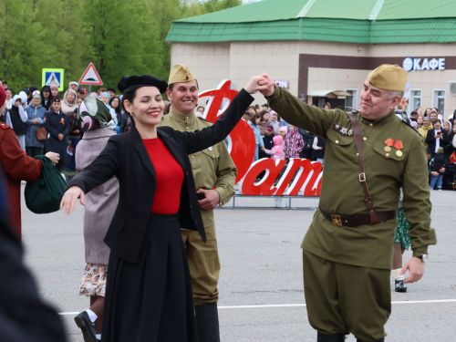 Җиңү килде җирне нурга күмеп, Шатлык белән күзне чылатып!