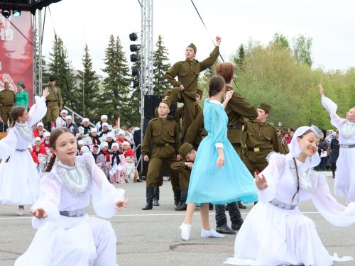 Җиңү килде җирне нурга күмеп, Шатлык белән күзне чылатып!