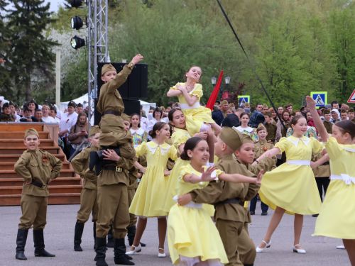 Җиңү килде җирне нурга күмеп, Шатлык белән күзне чылатып!