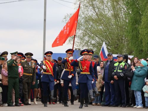 Җиңү килде җирне нурга күмеп, Шатлык белән күзне чылатып!