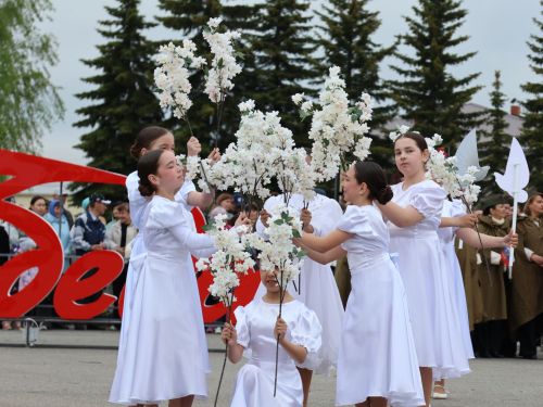 Җиңү килде җирне нурга күмеп, Шатлык белән күзне чылатып!
