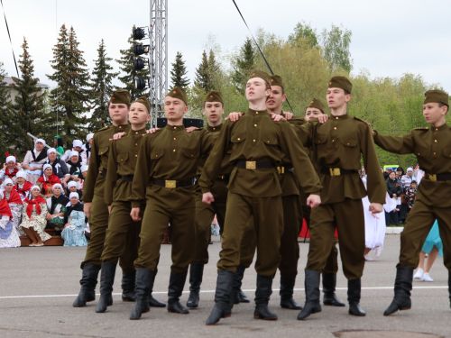 Җиңү килде җирне нурга күмеп, Шатлык белән күзне чылатып!