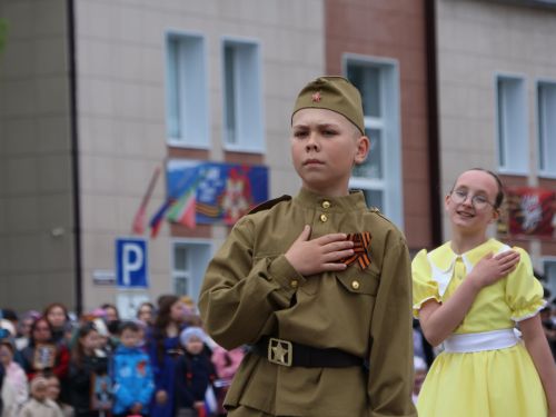Җиңү килде җирне нурга күмеп, Шатлык белән күзне чылатып!