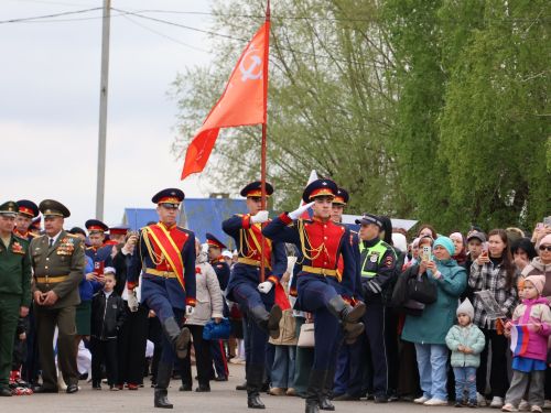 Җиңү килде җирне нурга күмеп, Шатлык белән күзне чылатып!