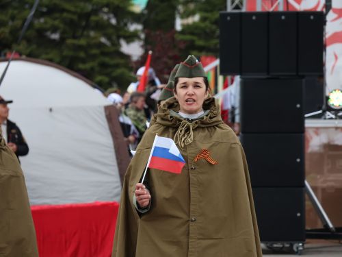 Җиңү килде җирне нурга күмеп, Шатлык белән күзне чылатып!