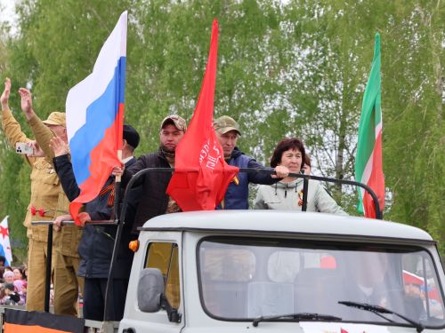 Җиңү килде җирне нурга күмеп, Шатлык белән күзне чылатып!