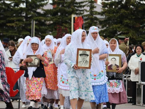 Җиңү килде җирне нурга күмеп, Шатлык белән күзне чылатып!
