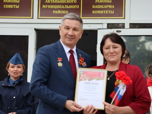 Җиңү килде җирне нурга күмеп, Шатлык белән күзне чылатып!