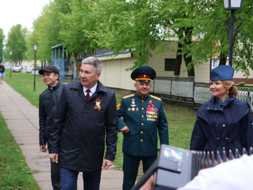 Җиңү килде җирне нурга күмеп, Шатлык белән күзне чылатып!