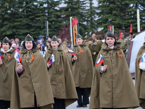 Җиңү килде җирне нурга күмеп, Шатлык белән күзне чылатып!