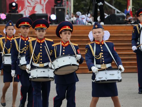 Җиңү килде җирне нурга күмеп, Шатлык белән күзне чылатып!