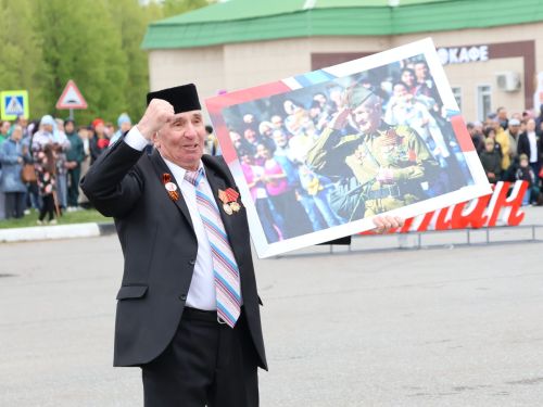 Җиңү килде җирне нурга күмеп, Шатлык белән күзне чылатып!