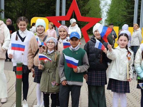 Җиңү килде җирне нурга күмеп, Шатлык белән күзне чылатып!