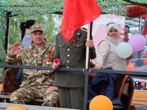 Җиңү килде җирне нурга күмеп, Шатлык белән күзне чылатып!