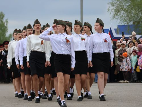 Җиңү килде җирне нурга күмеп, Шатлык белән күзне чылатып!