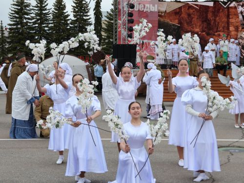 Җиңү килде җирне нурга күмеп, Шатлык белән күзне чылатып!