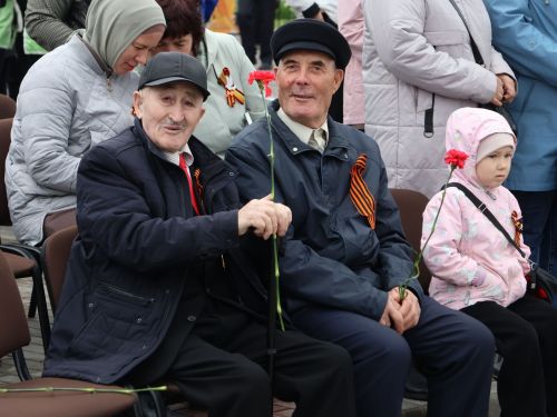 Җиңү килде җирне нурга күмеп, Шатлык белән күзне чылатып!