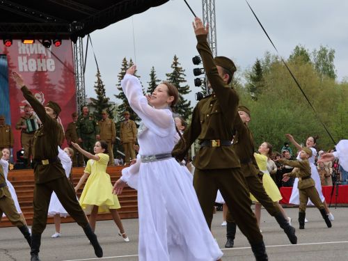 Җиңү килде җирне нурга күмеп, Шатлык белән күзне чылатып!