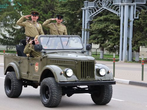 Җиңү килде җирне нурга күмеп, Шатлык белән күзне чылатып!